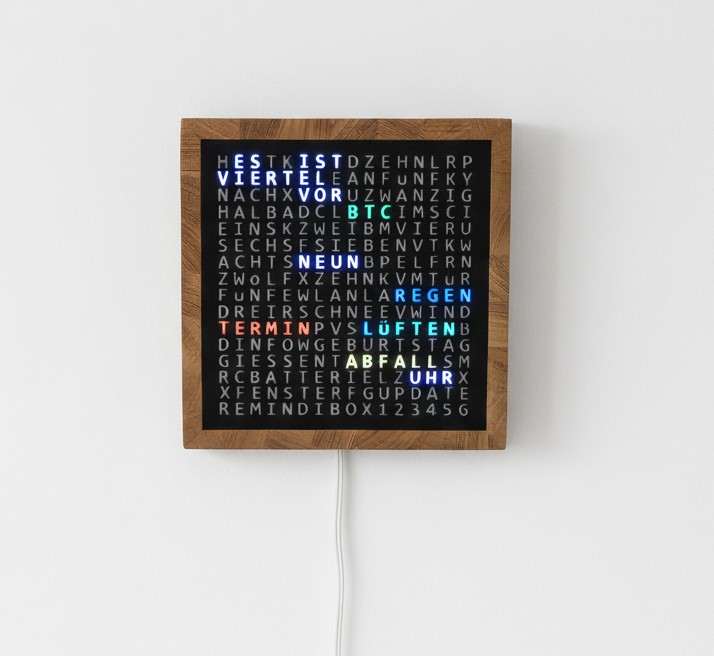 WordClock an der Wand montiert